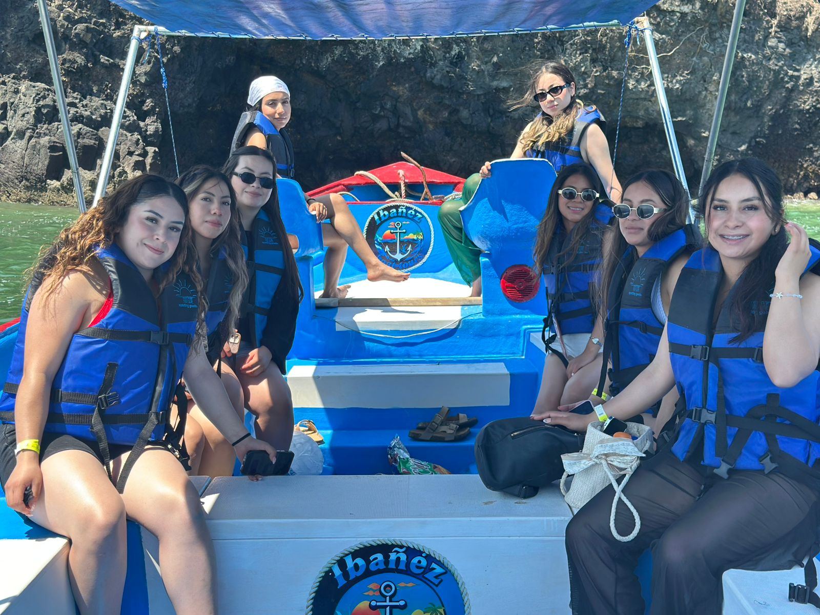 Grupo en lancha Ilbañez Boat Tours