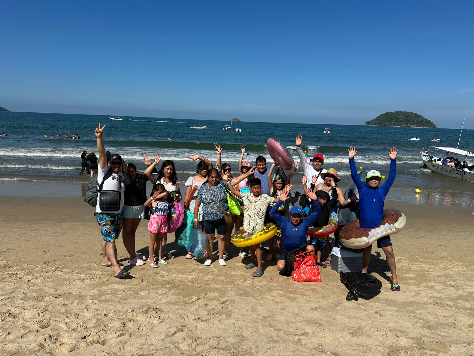 Familia en playa de Guayabitos