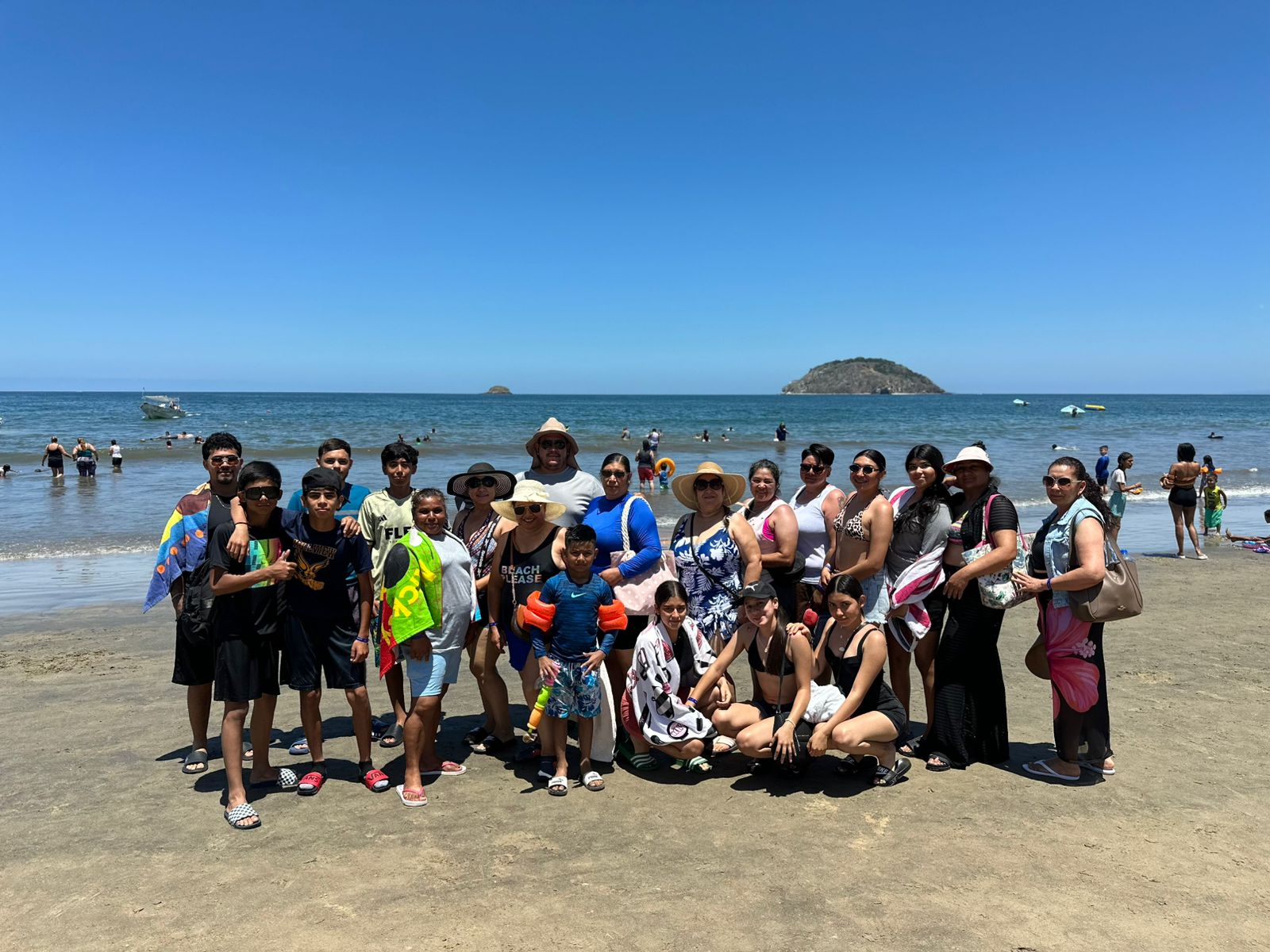 Grupo visitando la playa